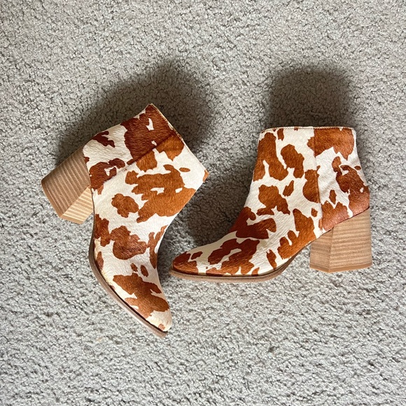 Dolce Vita Cow Print Bootie’s - Picture 3 of 6